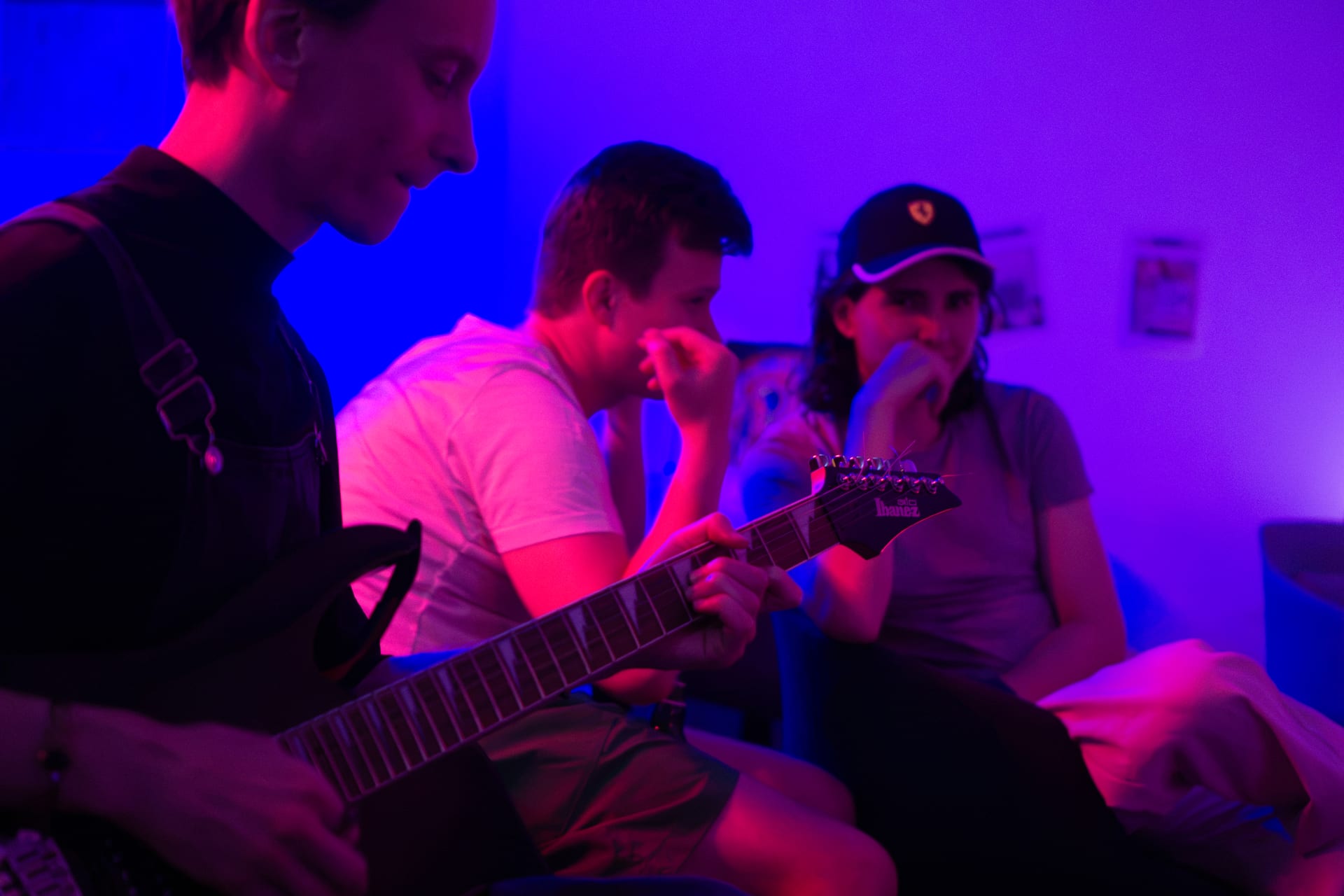 Guitar jam session in the lounge during an evening at Kolektyw3